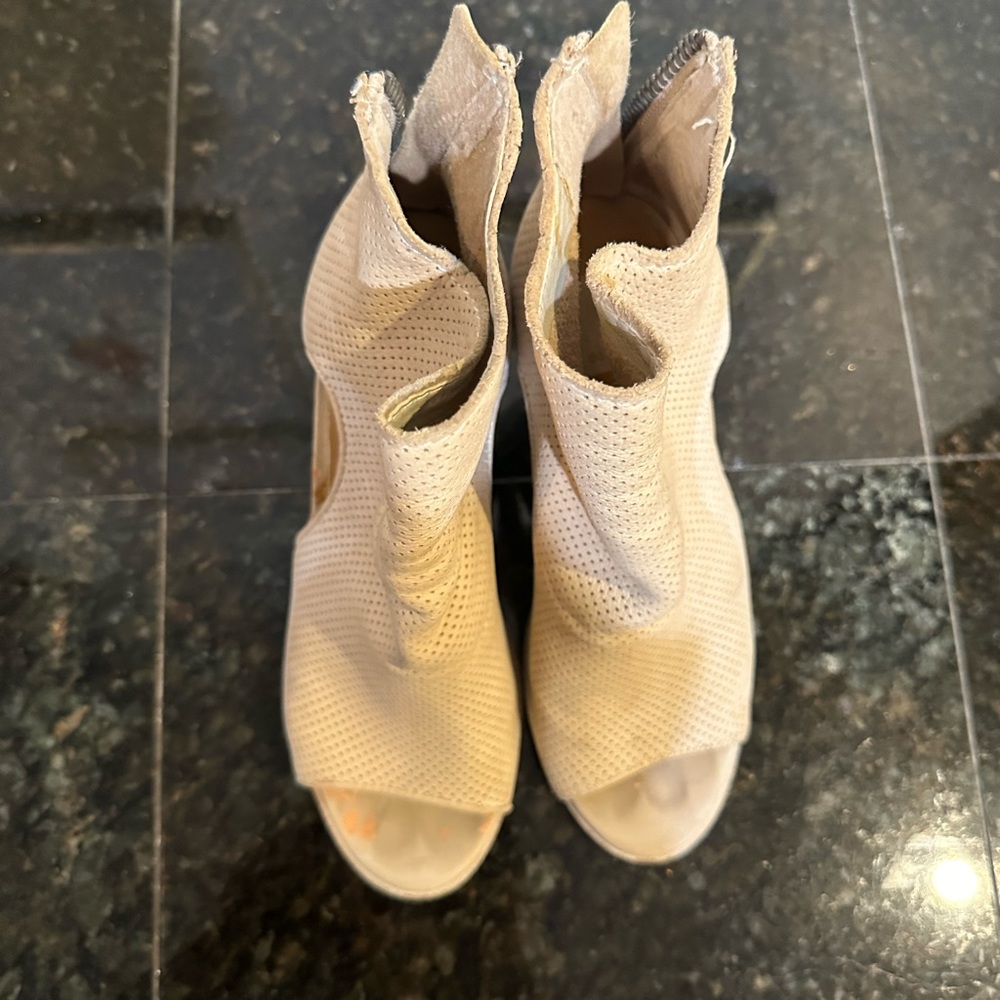 Booties. - Picture 4 of 5